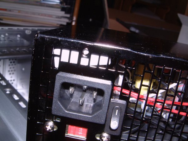 [写真：PC電源のネジ穴がふさがっている？！]